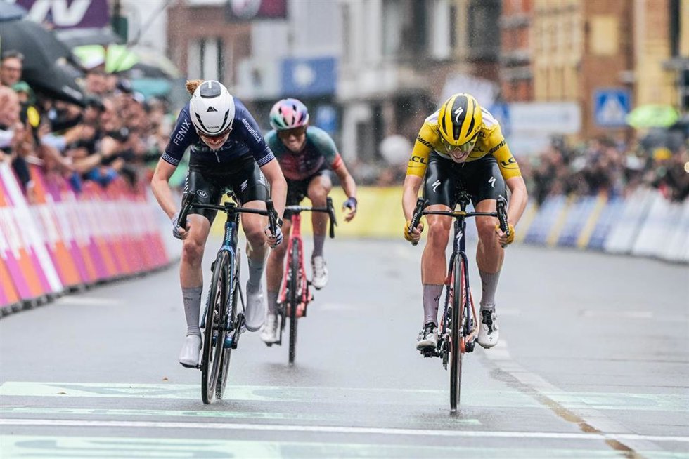 Puck Pieterse y Demi Vollering esprintan por la victoria en la cuarta etapa del Tour de Francia 2024