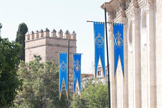 Nuevas banderolas en tejido azul colocadas por el Ayuntamiento de Sevilla en las calles del centro para ensalzar la procesión de la Virgen de los Reyes