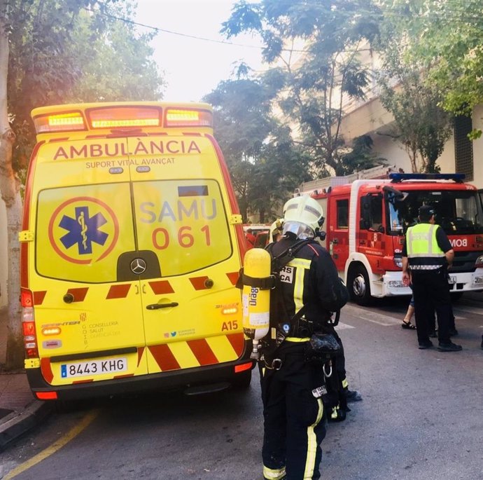 Archivo - Efectivos del SAMU y Bomberos.