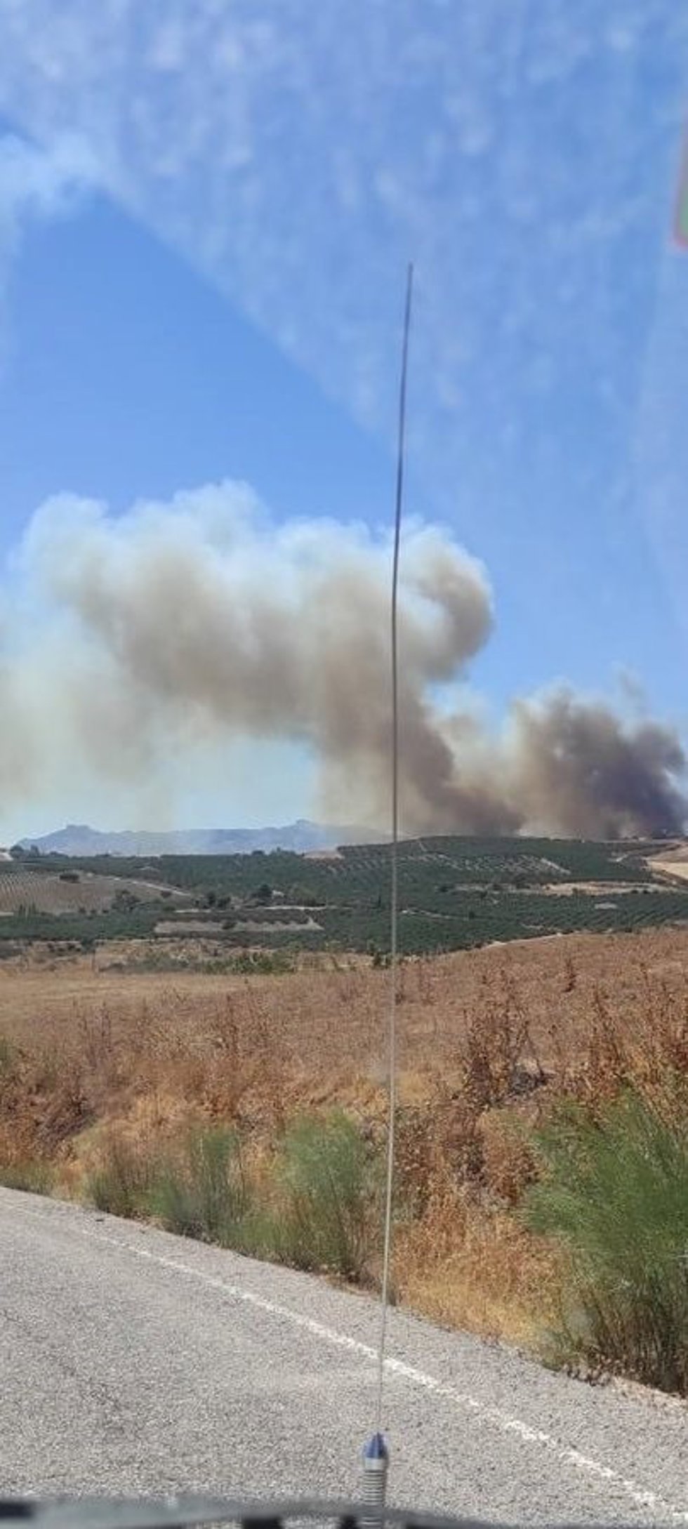 Imagen del fuego declarado en el paraje Sierra de las Cabras (Antequera)