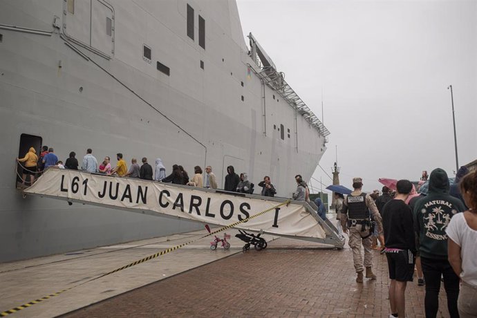 Archivo - Visitas de ciudadanos al buque anfibio portaaviones 'Juan Carlos I', atracado en Vigo entre el 9 y el 12 de julio de 2024.