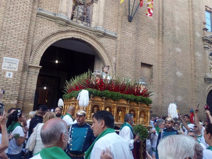 Archivo - Imagen de San Lorenzo frente a la basílica que lleva su nombre en Huesca