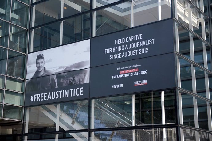 Archivo - Un cartel del periodista estadounidense Austin Tice