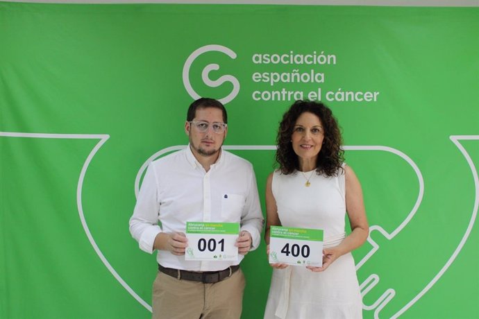 La presidenta de la Asociación Española Contra el Cáncer en Almería, Magdalena Cantero, y el alcalde de la localidad, Ismael Gil.