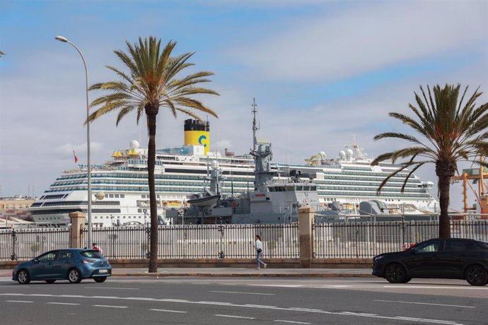 Archivo - Un crucero atracado en el muelle de Cádiz.