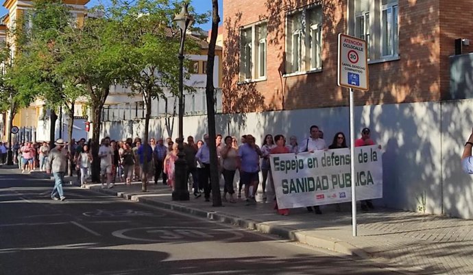 Vecinos de Espejo llegando a la Delegación de Salud, ante la que se han concentrado.