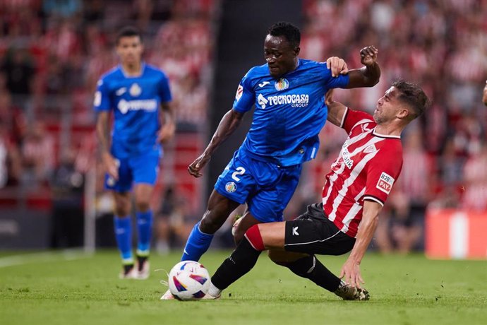 Archivo - Djene y Yeray Álvarez pelean por un balón en el Athletic Club-Getafe de LaLiga EA Sports 23-24