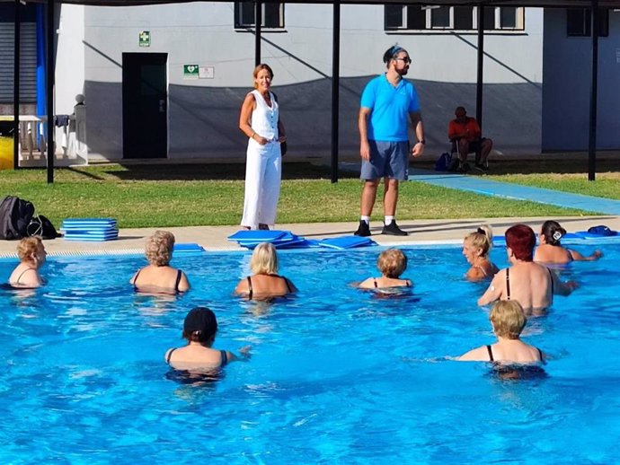 La presidenta del Imdeco, Marian Aguilar, en una de las piscinas donde se desarrolla el Programa de Actividad Física organizado por el Imdeco.