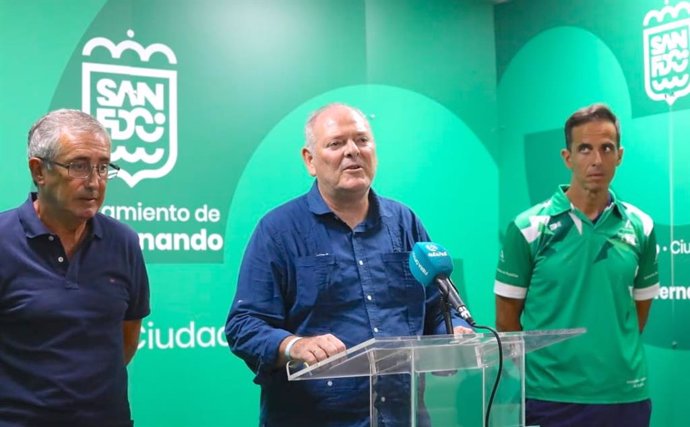 El concejal de Actividad Física y Deportes en el Ayuntamiento de San Fernando (Cádiz), Antonio Rojas, presenta la quinta edición del Triatlón Ciudad de San Fernando, que se celebrará el próximo 8 de septiembre en la playa de Camposoto.