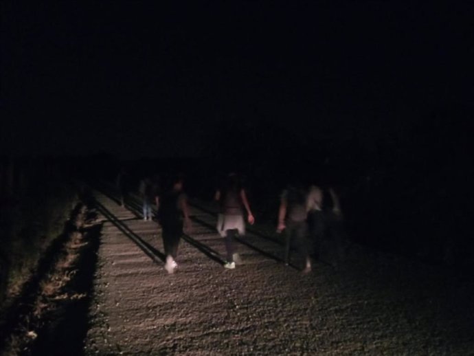 Imagen de peregrinos en una caminata norturna