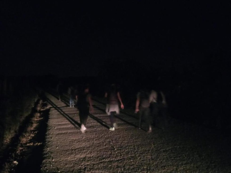Imagen de peregrinos en una caminata norturna