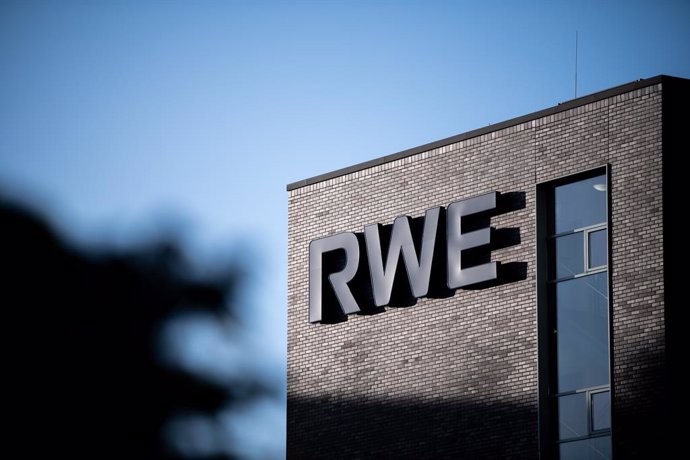 Archivo - FILED - 15 March 2021, North Rhine-Westphalia, Essen: The RWE logo can be seen on the facade of a building on the RWE campus in Essen. The German energy group RWE has secured the licence for a large wind-farm project off the coast of Australia. 