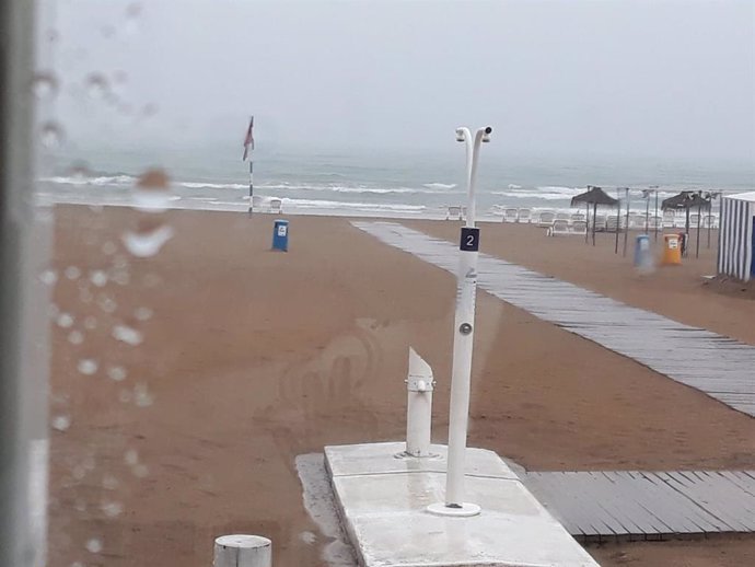 Archivo - Playa de Gandia con lluvia