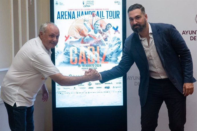 Juan Carlos Caamaño, vicepresidente de la Real Federación Española de Balonmano, da la mano al concejal de Deportes en el Ayuntamiento de Cádiz, Carlos Lucero, durante la presentación del Campeonato de España de Balonmano Playa