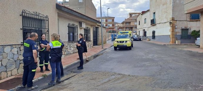 Los servicios de emergencias están realizando labores de achique en garajes