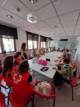 Actividad de musicoterapia con personas mayores, organizada por Cruz Roja.