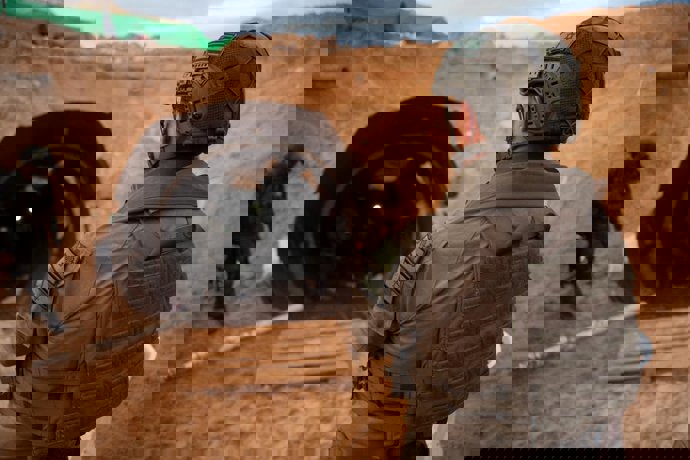 Archivo - GAZA, Dec. 18, 2023  -- This photo released by the Israel Defense Forces (IDF) on Dec. 17, 2023 shows Israeli soldiers examining a large underground Hamas tunnel system uncovered in the Gaza Strip. The IDF said it has uncovered the largest under