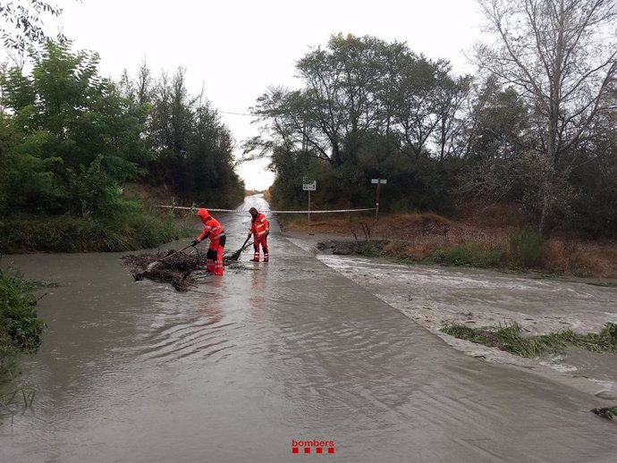 Los Bombers de la Generalitat trabajando en Santa Eugènia de Berga