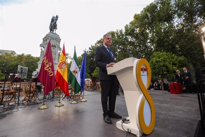 El alcalde de Sevilla, José Luis Sanz, durante su discurso pronunciado a los pies del monumento a San Fernando.