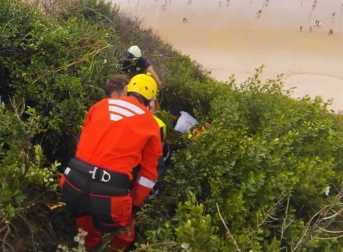 Muere un parapentista de 39 años en una zona de acantilados en San Vicente de la Barquera