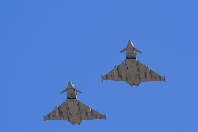 Archivo - Imágenes de cazas Eurofighter volando sobre la base de Morón 