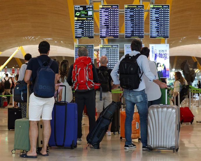 Varias personas en el Aeropuerto Adolfo Suárez Madrid-Barajas.