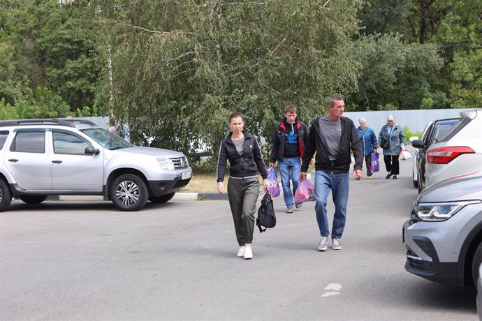 Un grupo de evacuados llega a un alojamiento temporal habilitado en  Stary Oskol, Bélgorod