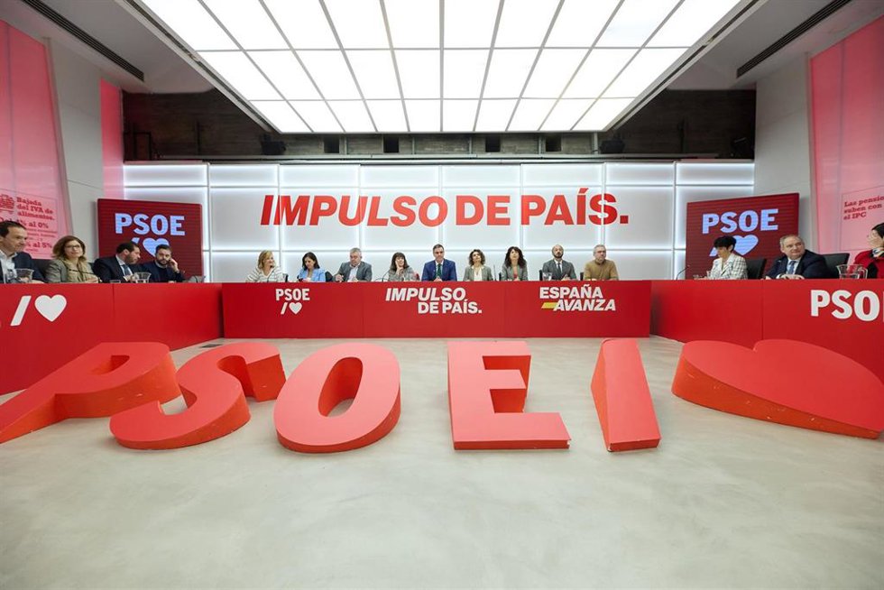 Archivo - (I-D) La ministra de Educación, Formación Profesional y Deportes, Pilar Alegría; la nueva portavoz del PSOE, Esther Peña; el secretario de Organización del PSOE, Santos Cerdán; la presidenta del PSOE, Cristina Narbona; el presidente del Gobier