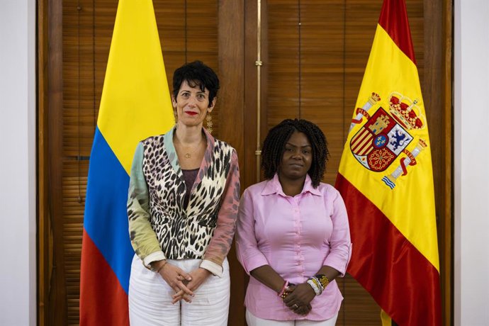 (i-d). La ministra de Inclusión, Seguridad Social y Migraciones de España, Elma Saiz, durante una reunión con la vicepresidenta y ministra de Igualdad y Equidad de Colombia, Francia Márquez, en Bogotá (Colombia).