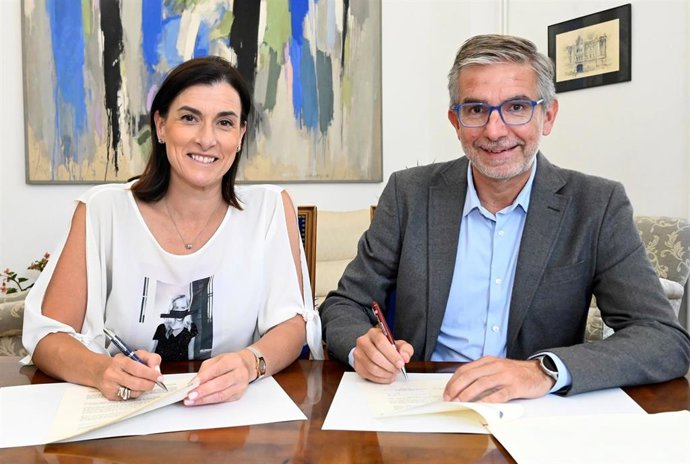 La alcaldesa de Santander, Gema Igual, y el presidente de la Autoridad Portuaria, César Díaz, han suscrito el Protocolo General de Actuación en innovación tecnológica