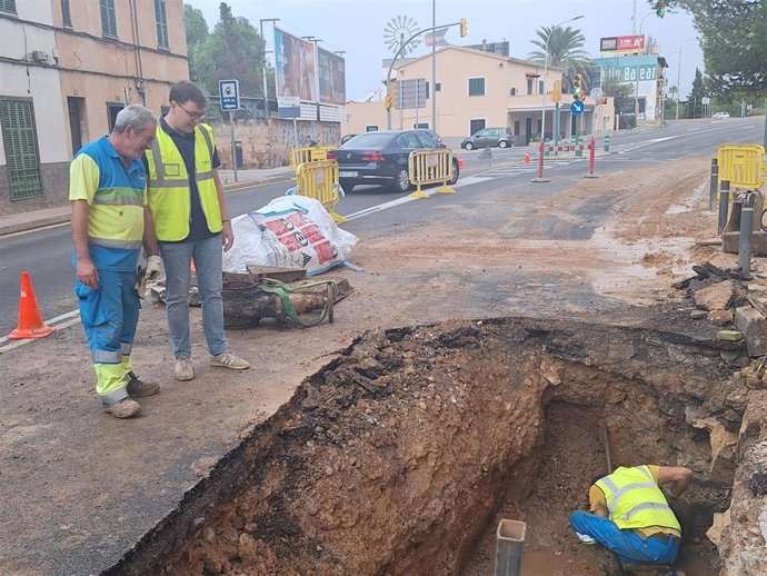 El presidente de Emaya, Llorenç Buazá, en la reparación de la tubería en la calle Manacor