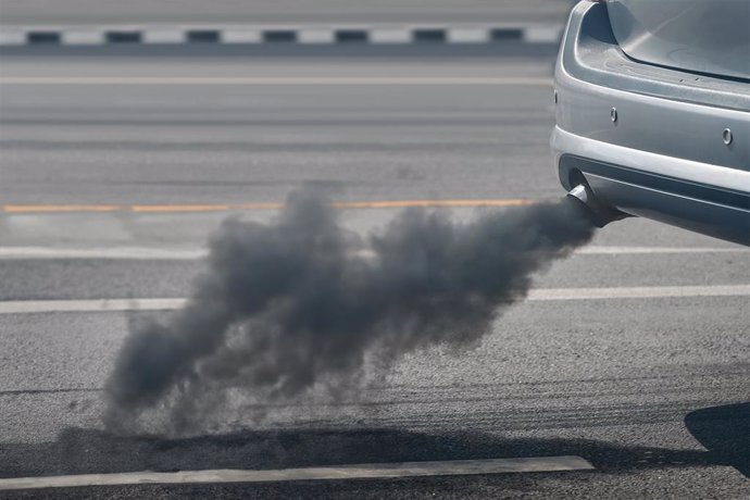 Archivo - El tubo de excape de un coche expulsa humo.