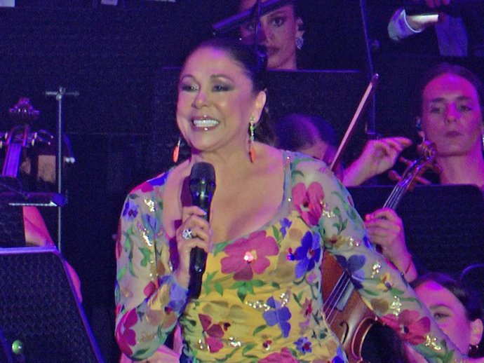 Isabel Pantoja en el escenario durante su concierto en el Festival Sal de Música