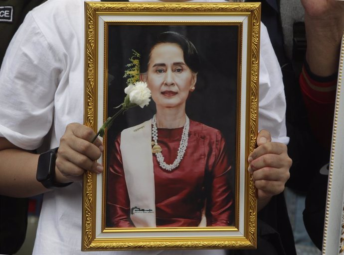 Archivo - February 1, 2024, Bangkok, Thailand: A protester holds a portrait of Aung San Suu Kyi during a rally to mark the third anniversary of the coup in Myanmar  in front of the United Nations Building in Bangkok. Myanmar's military seized power on Feb