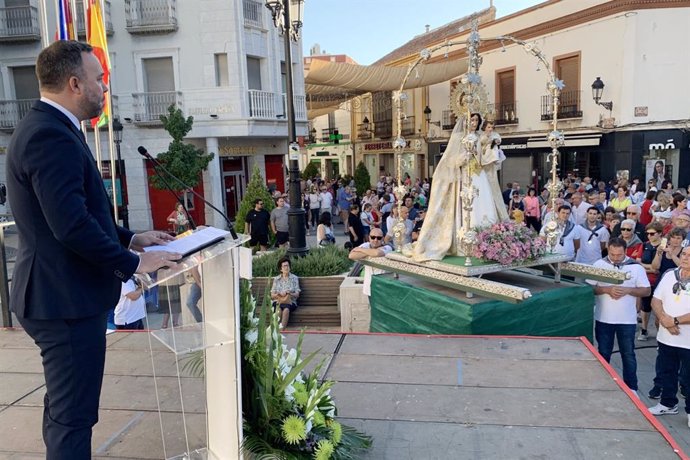 El alcalde da la bienvenida a Tomelloso, en nombre de todos los vecinos, a la Santísima Virgen de las Viñas