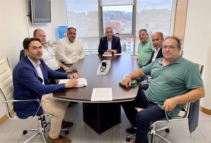 El consejero del área, Roberto Media, se ha reunido los responsables de las dos patronales mayoritarias del sector de transporte en Cantabria, con el presidente de AETRAC, Andrés Tárano, y el de ASEMTRASAN, Oscar Guerra