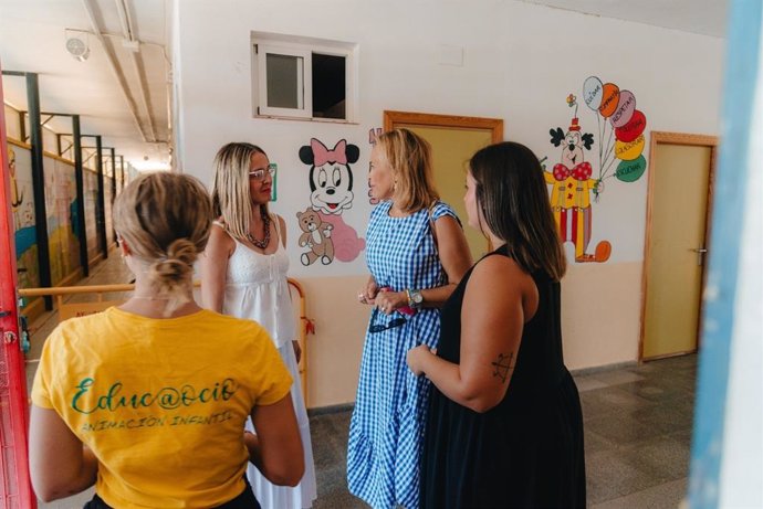 La responsable de Igualdad en la institución provincial, Auxiliadora Moreno, en una visita a una ludoteca de verano.