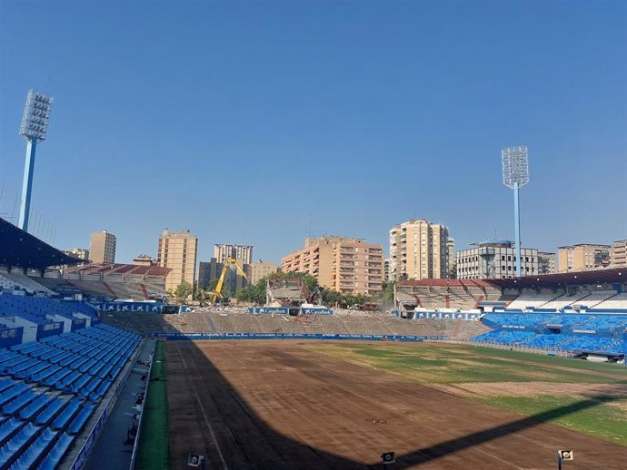 Obras de demolición del estadio de La Romareda.