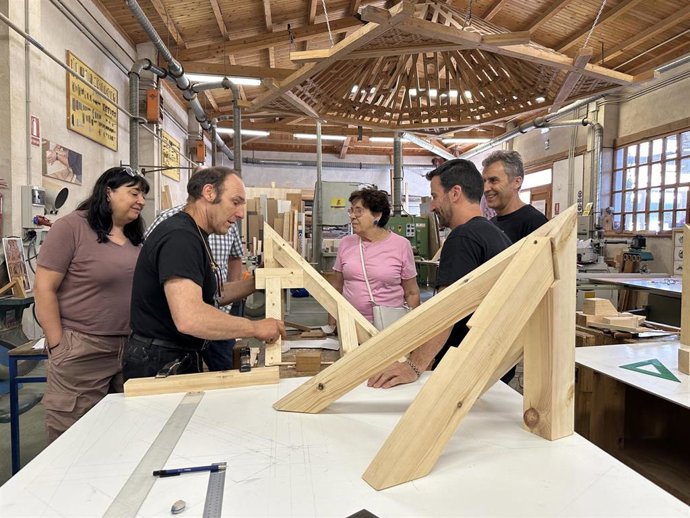 La concejala de Acción y Promoción Cultural del Ayuntamiento de León, Elena Aguado, en una visita al Centro de Oficios y Artes Plásticas de León.