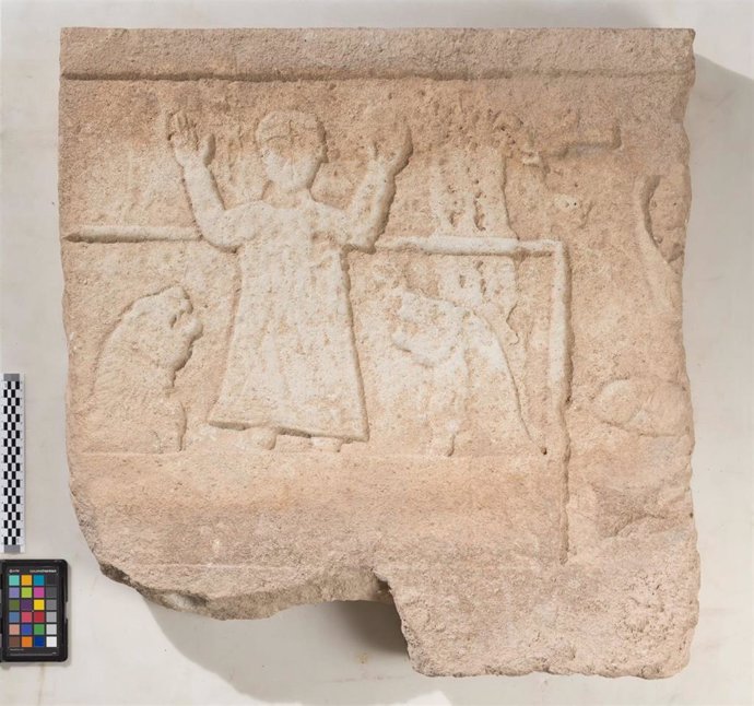 Fragmento del sarcófago paleocristiano con relieve de Daniel en el foso de los leones 