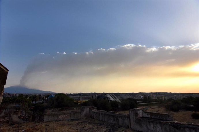 Archivo - Erupción del volcán Etna en Sicilia en julio