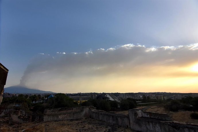 Archivo - July 5, 2024, Catania, Italy: At dawn this morning, new intensification of explosive activity at the Voragine of the Central Crater of Etna, with fallout of volcanic waste on the towns of the Ionian coast, Catania, Italy.
