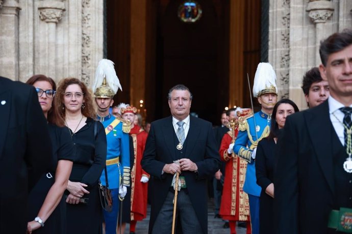 Javier Fernández y otros diputados en la procesión de la Virgen de los Reyes