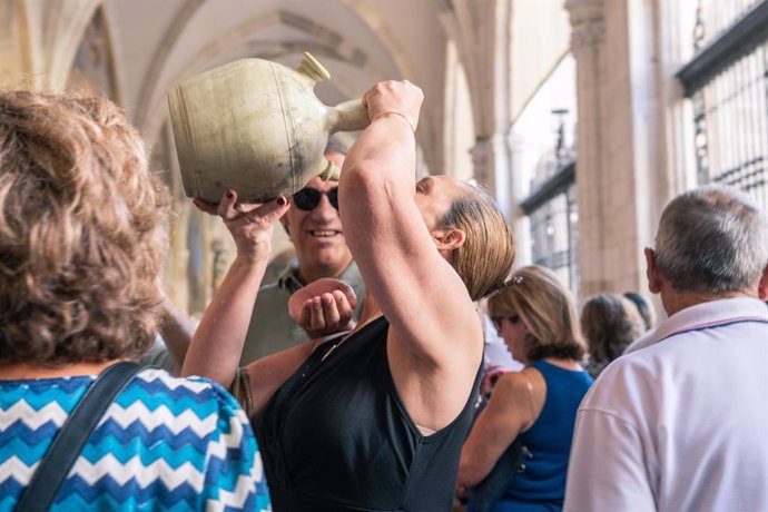 La tregua del calor llena la Catedral de Toledo de vecinos y visitantes para beber agua de los botijos