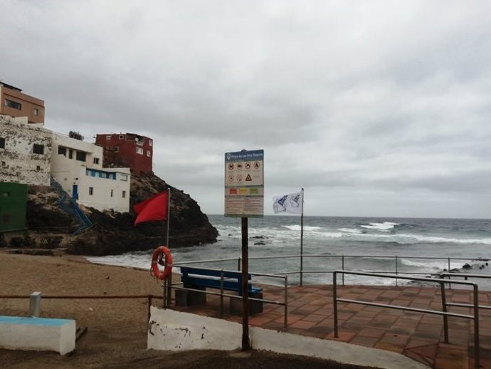 La aparición en el agua de Los Dos Roques del dragón azul, un pez venenoso cuya rozadura es similar a la que provoca una medusa, ha obligado a cerrar al baño en la zona hasta nuevo aviso