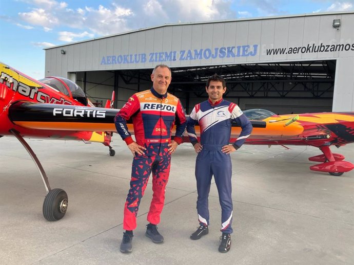 Los españoles Cástor Fantoba y Camilo Benito arrancan el  Mundial de vuelo acrobático en Polonia