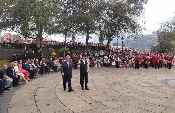 El alcalde de Bilbao, Juan Mari Aburto, baila el aurresku de honor en el Día de la Virgen