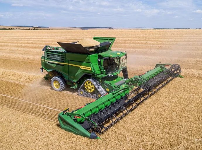 Archivo - Cosechadora de alto rendimiento modelo X9 1100 de John Deere.