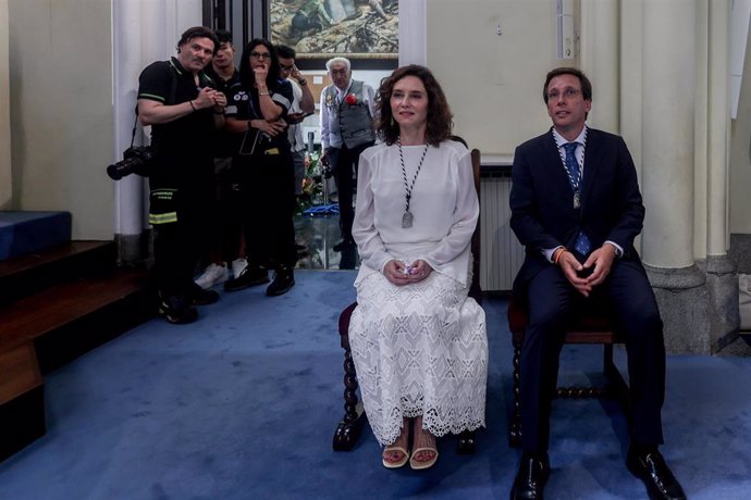 La presidenta de la Comunidad de Madrid, Isabel Díaz Ayuso, y el alcalde de Madrid, José Luis Martínez-Almeida a su llegada a la misa mayor con motivo de la festividad de la Virgen de la Paloma, en la Iglesia de la Virgen de la Paloma, a 15 de agosto de 2