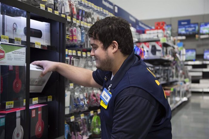 Archivo - Un trabajador de Walmart.